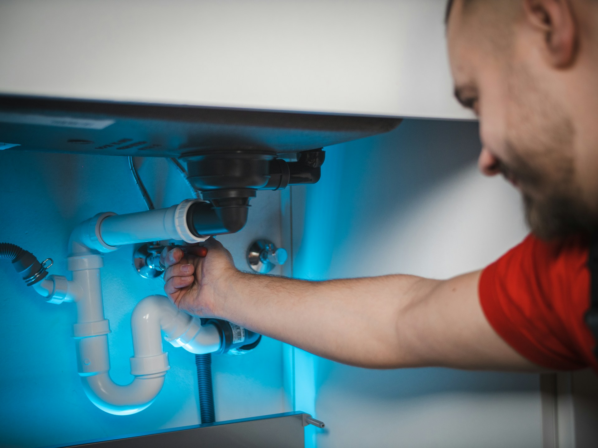 Profesional de fontanería y mantenimiento trabajando en una instalación
